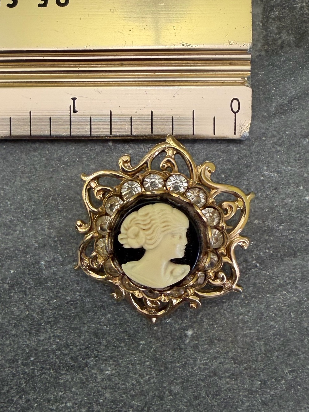 Vintage Cameo Black Crystal Halo Gold Brooch - Picture 4 of 8